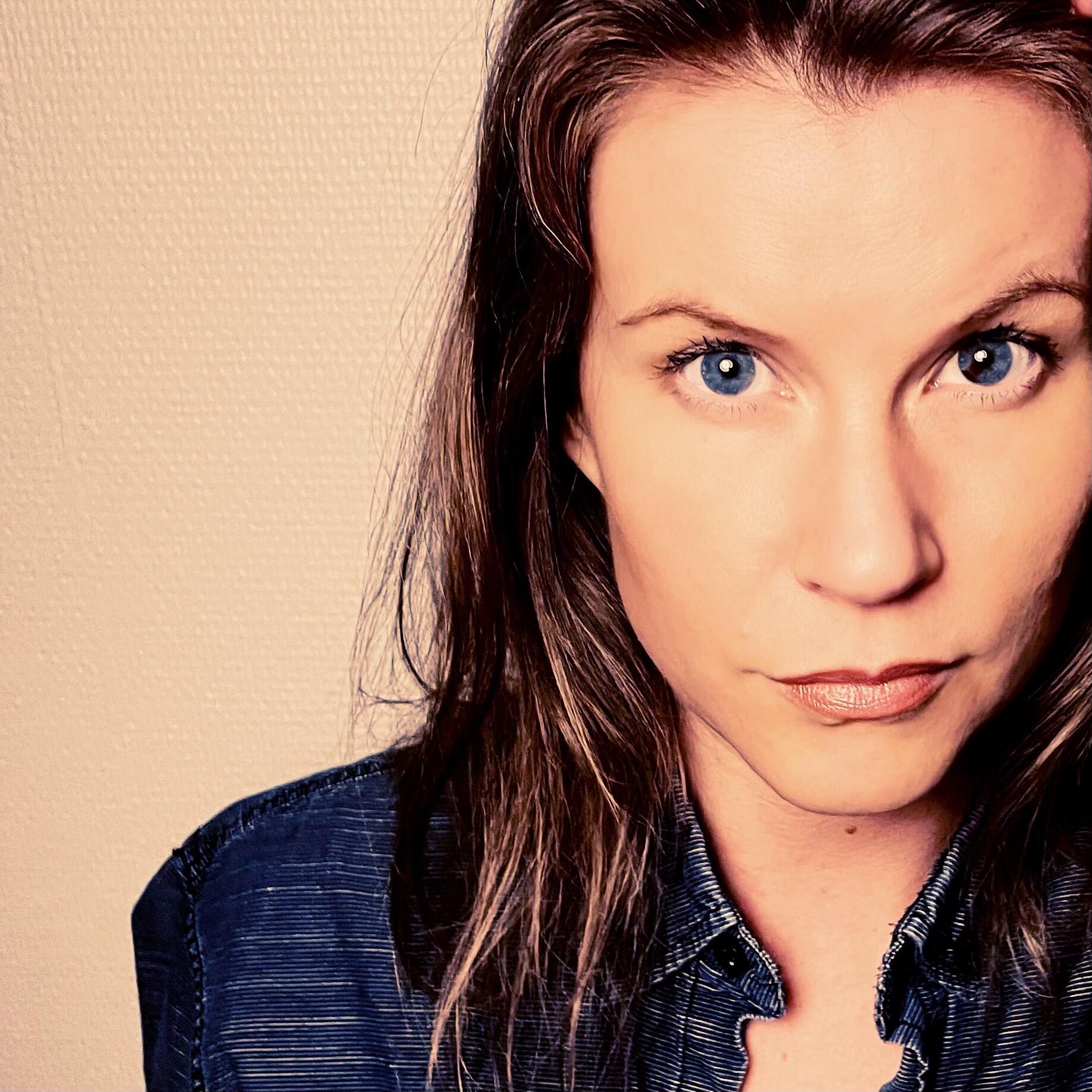 From the Small Town to the Music World: Emerging Artist Dotty Blue Unveils New Single “Leaving”